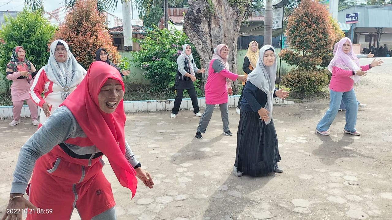 Senam bersma dilakukan di hlaman puskesmas Kambang setiap hari Jumat 