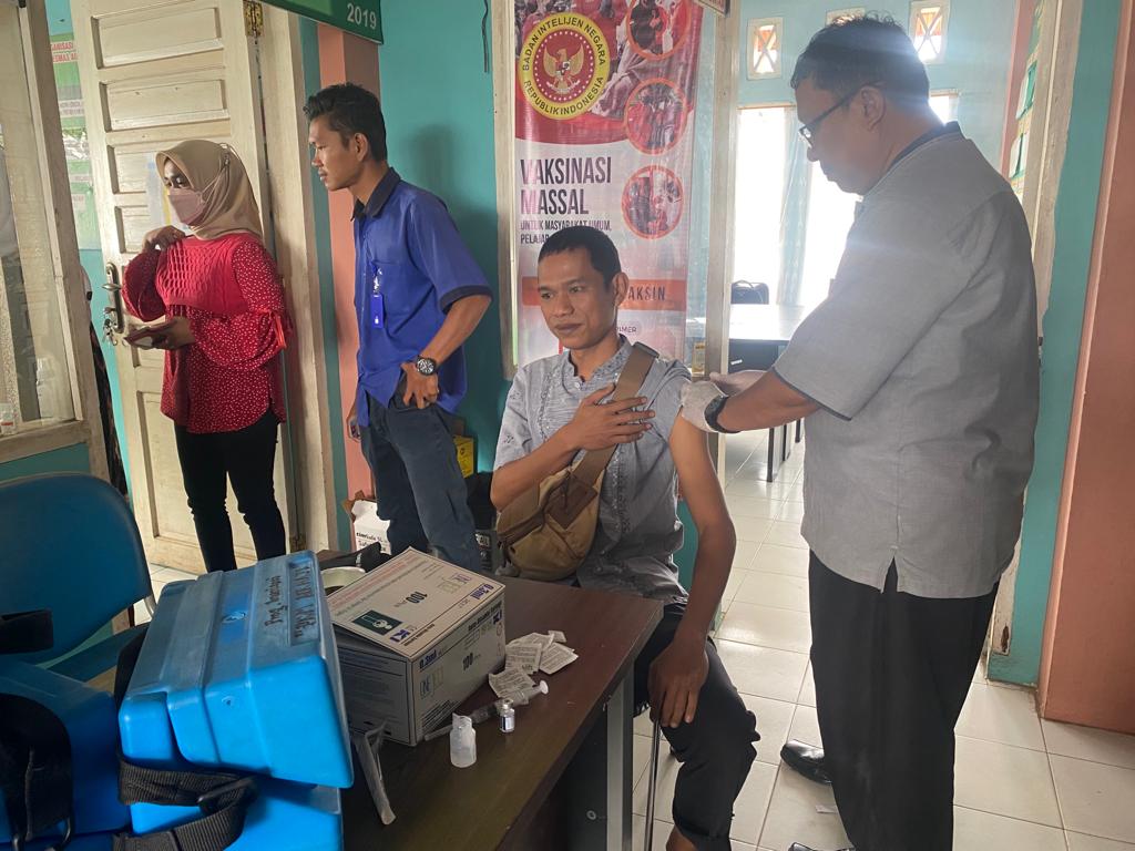 Pelaksanaan Kegiatan Vaksinasi Covid-19 di Posko Vaksinasi Puskemas Air Haji, 