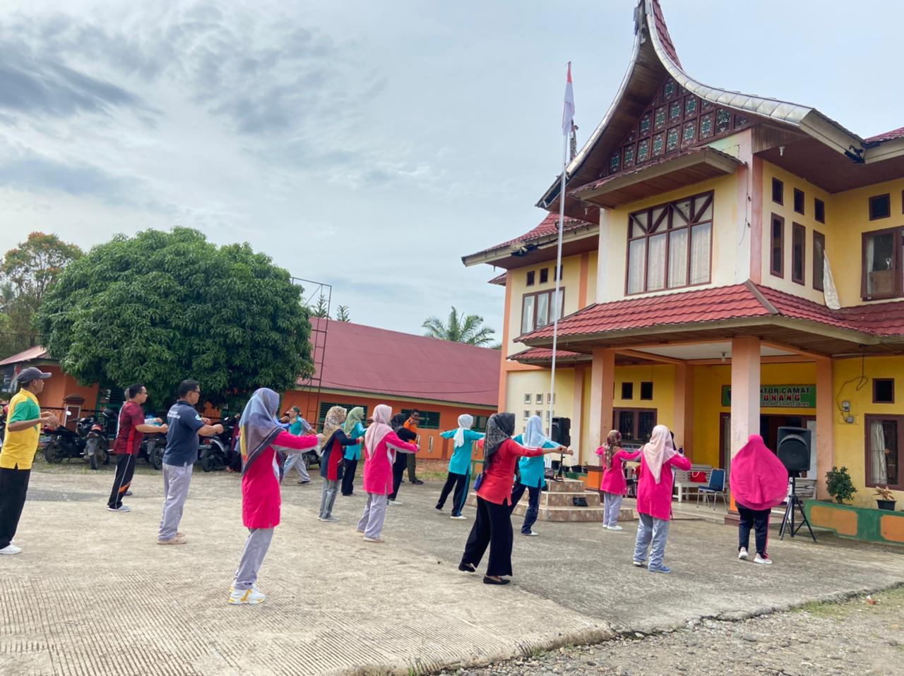 Puskesmas tanjung beringin 21 oktober 2022laksanakan senam bersama di kantor camat lunang