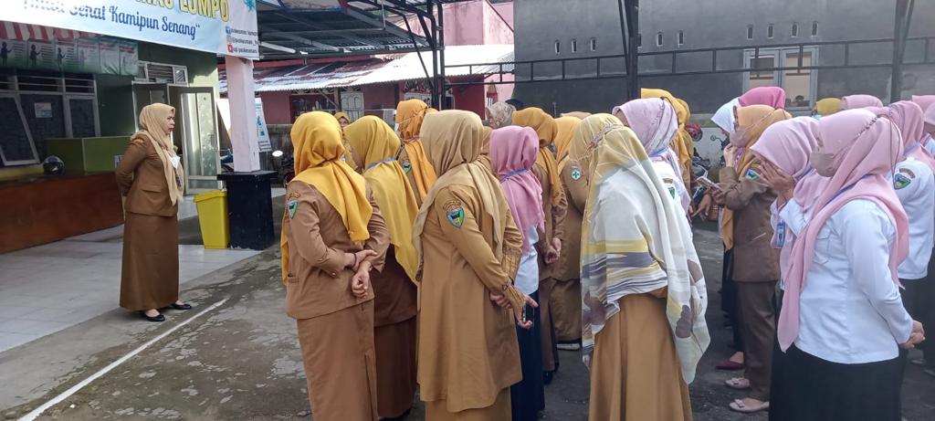 Apel pagi seluruh staf Puskesmas Lumpo di pimpin oleh kepala puskesmas lumpo 