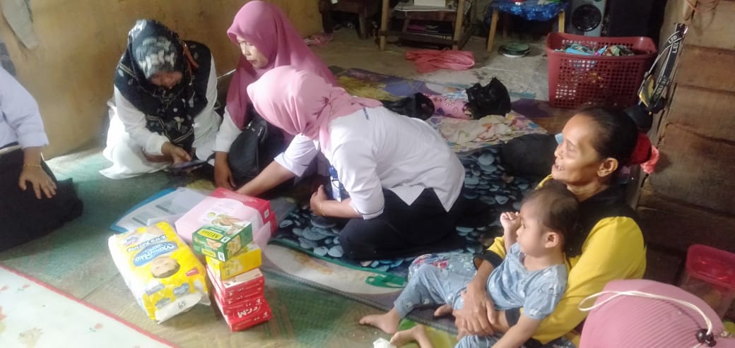 Puskesmas Koto baru dan  Wali Nagari Kambang timur, laksanakan  kunjungan rumah Gizi Buruk di Koto P