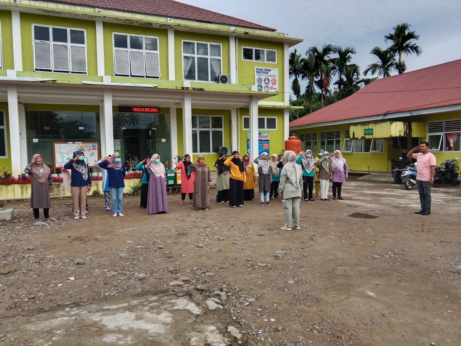 Puskesmas Balai Selasa melaksanakan rutinitas apel pagi sebelum melakukan pelayanan, kesehatan 