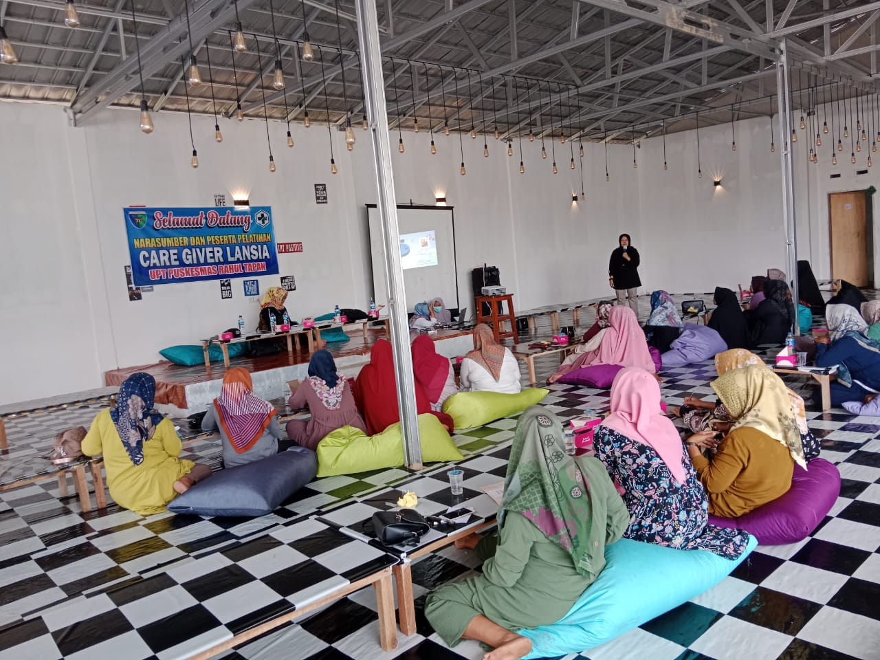 PELATIHAN CAREGIVER BAGI KADER LANSIA PUSKESMAS RAHUL 