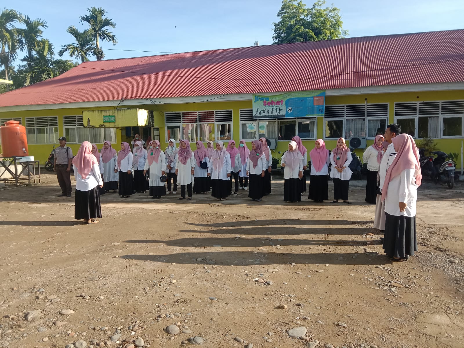 Puskesmas Balai Selasa melaksanakan rutinitas apel pagi sebelum melakukan pelayanan
