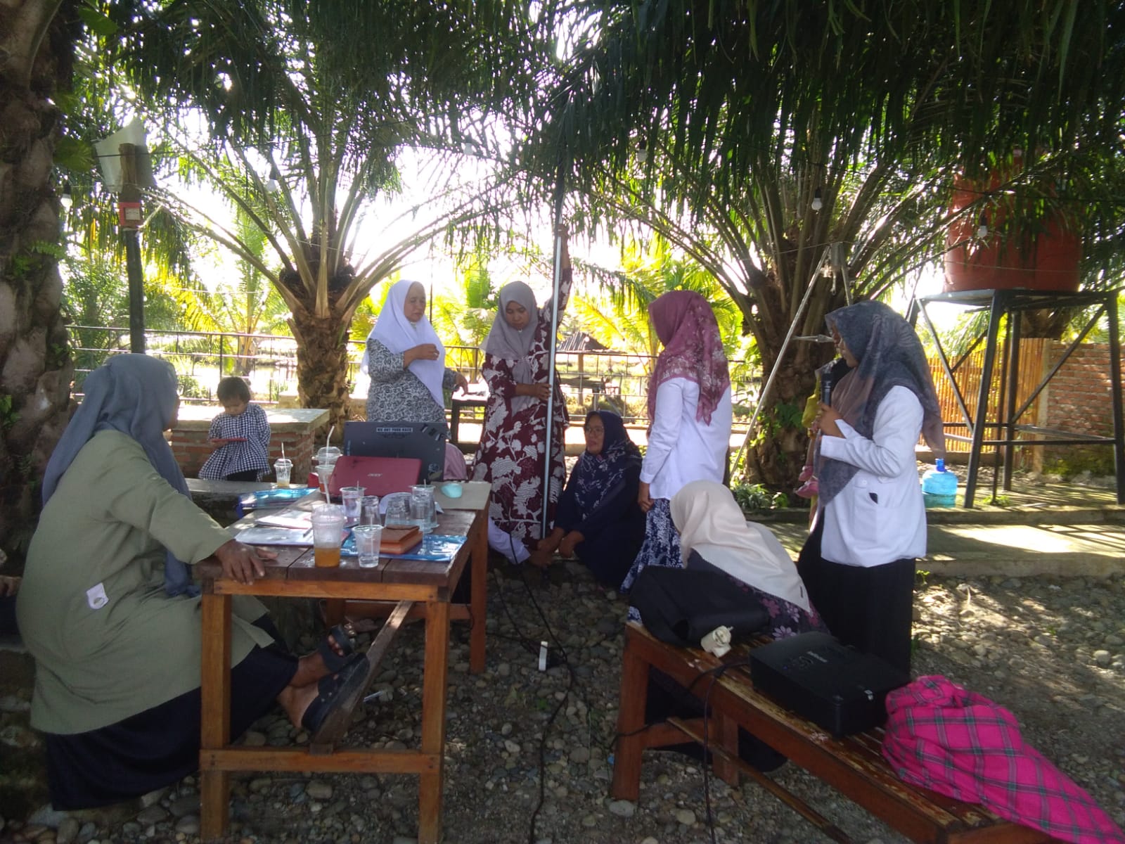 Puskesmas Aor Haji laksanakan Penyegaran kader di nagari air haji barat dengan nara sumber Roni Sart