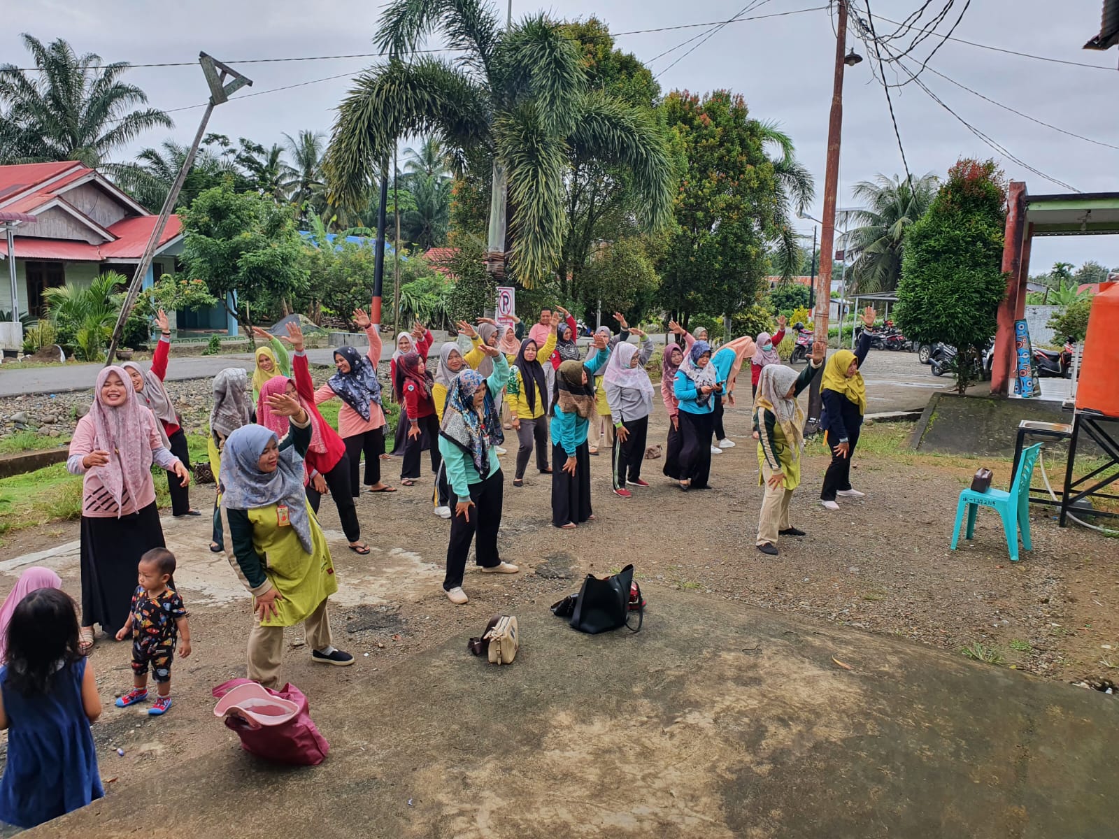 Puskesmas Tanjung Makmur melakukan senam bersama seluruh Staf puskesmas.