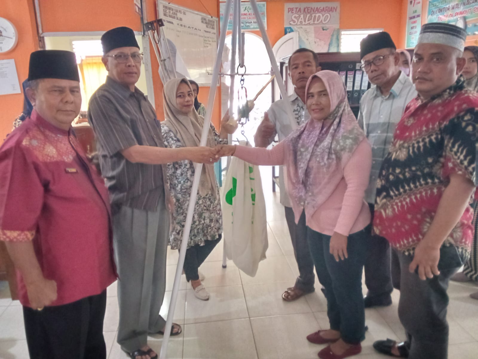 Pembagian Peralatan Posyandu oleh Wali Nagari Salido   Puskesmas  Salido