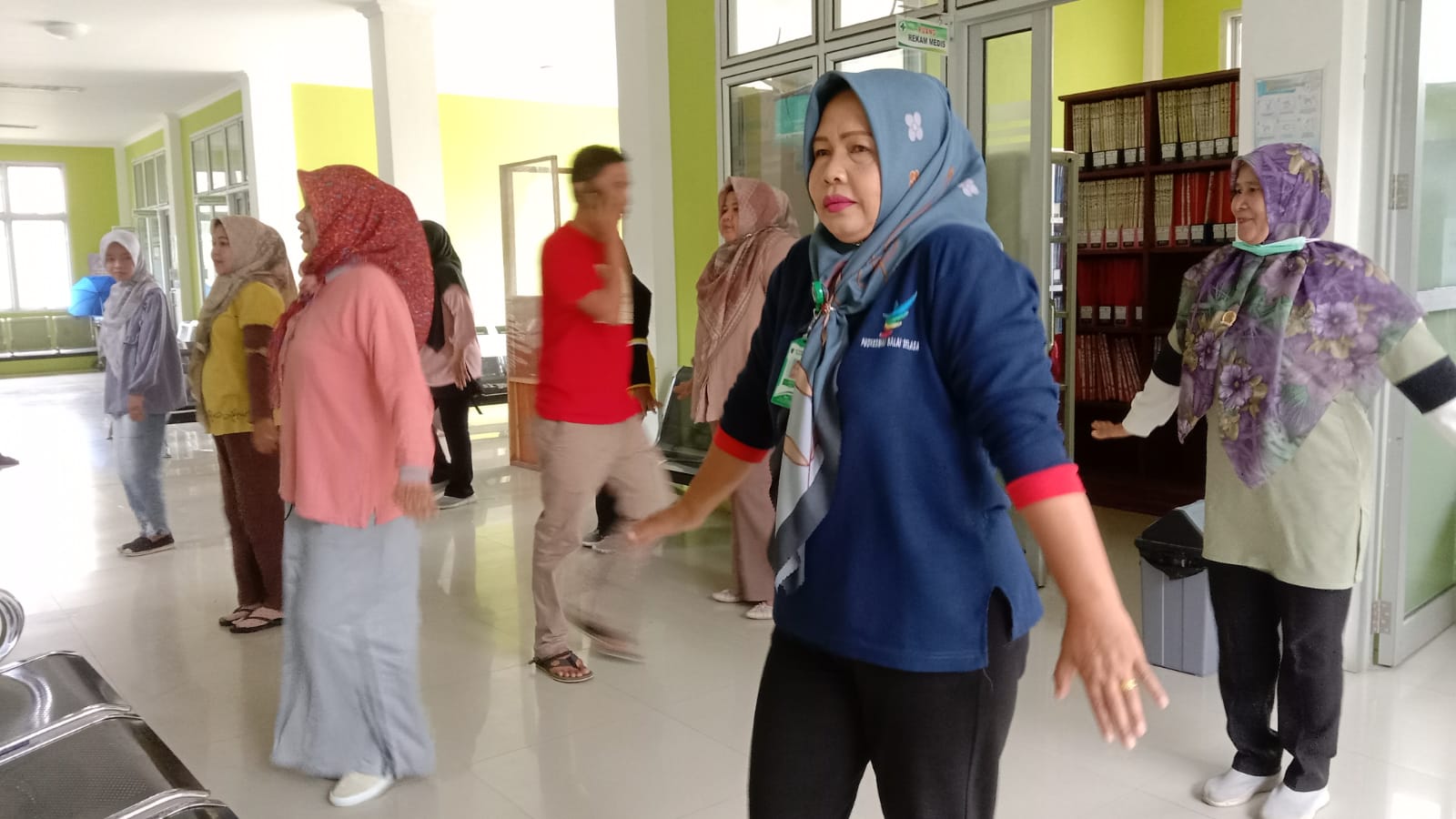 Pegawai dilingkungan Puskesmas Balaiselasa melaksanakan senam bersama di dalam gedung dikarenakan di
