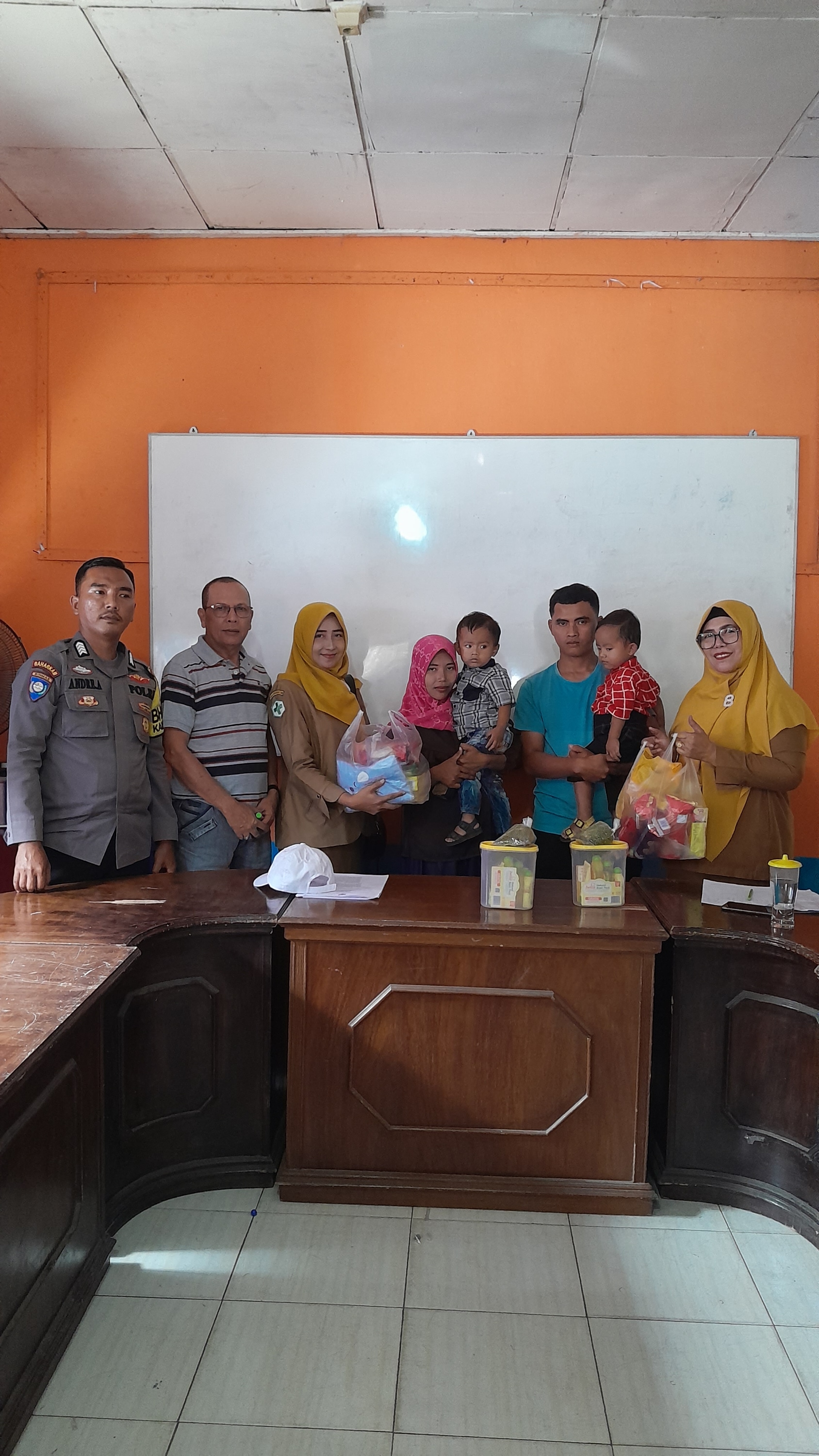 Pemberian PMT bagi bayi dan Balita Stunting di Nagari Salido  Puskesmas Salido, 8 November 2022