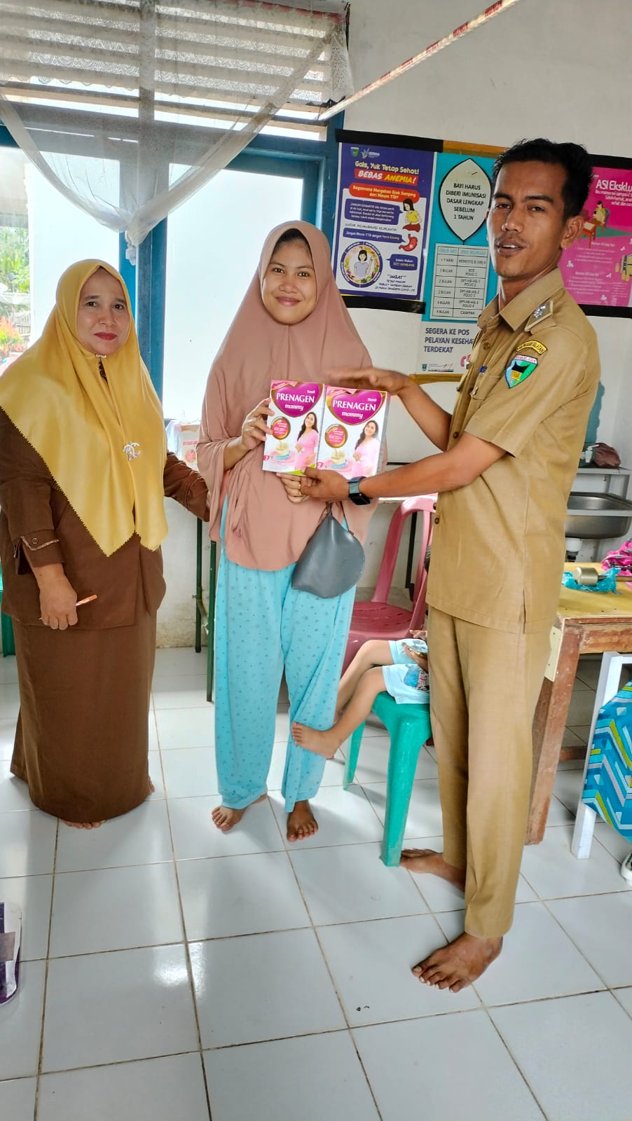 Puskesmas Air Haji / Bidan desa  dan Wali Nagari Air Haji Barat mengunjung Ibu Hamil yang berisiko d
