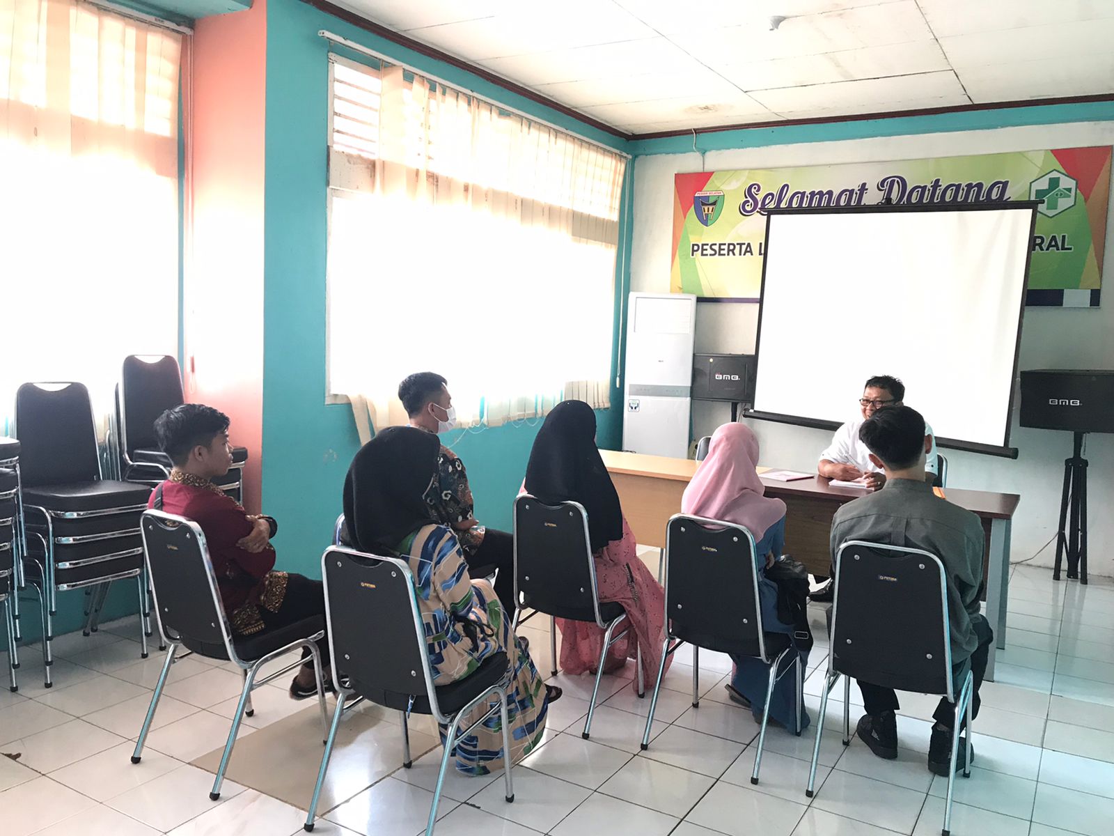 Pemeriksaan kesehatan pada catin dilakukan di ruangan Pertemuan Puskesmas Air Haji.