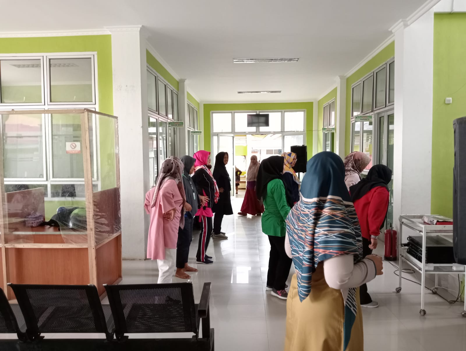 Pegawai dilingkungan Puskesmas Balaiselasa melaksanakan senam bersama di dalam gedung Puskesmas Bala