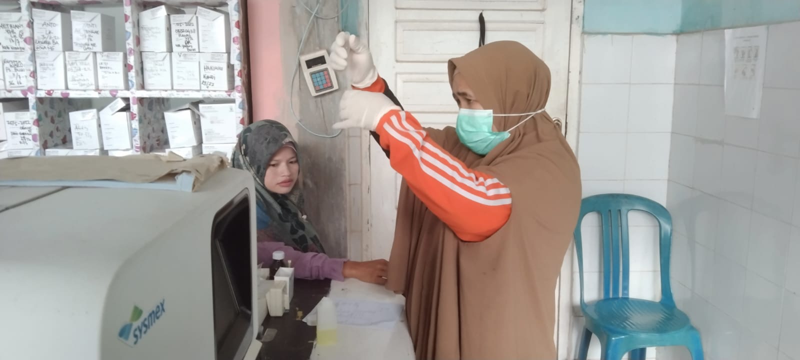 Petugas laboratorium Puskesmas Air Haji lakukan kegiatan pemeriksaan Hemoglobin pada ibu hamil,