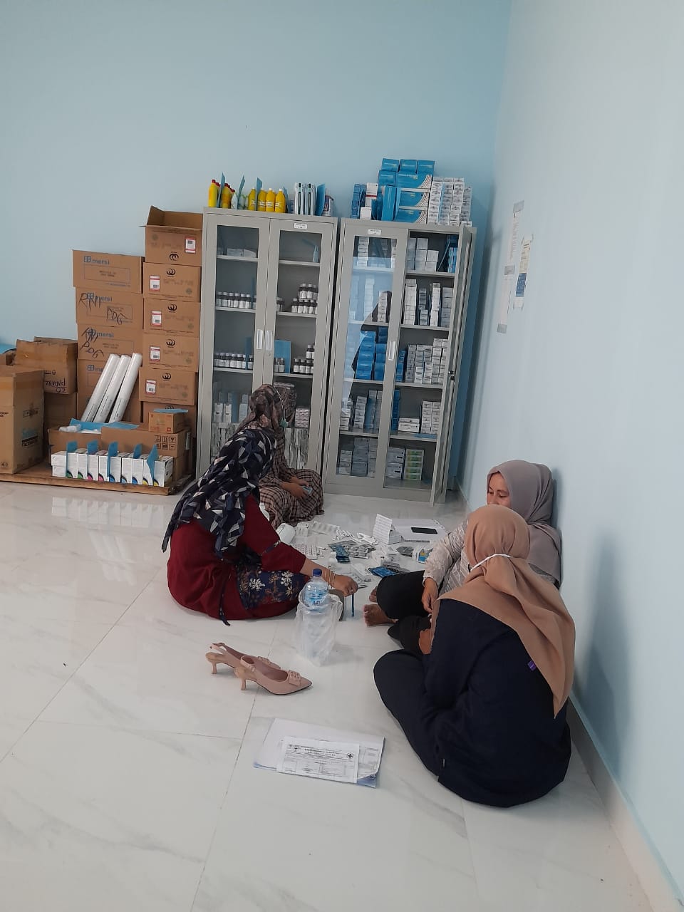 PEMERIKSAAN OBAT YANG TIDAK LAYAK ( KADALUARSA) DI GUDANG OBAT PUSKESMAS KAYU GADANG.