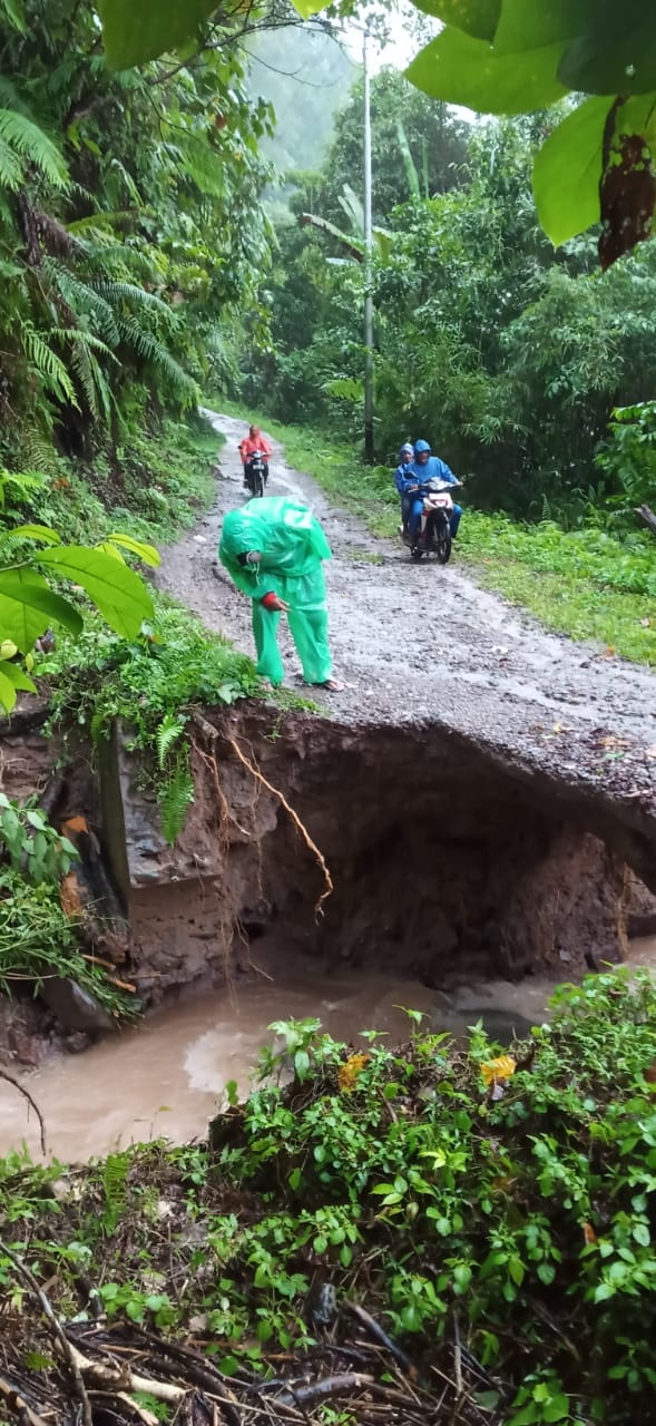 MENGINSTRUKSIKAN KE BIDES TTG KEG CAMAT SUTERA MEMANTAU BENCANA BANJIR DI   PUSKESMAS KAYU GADANG