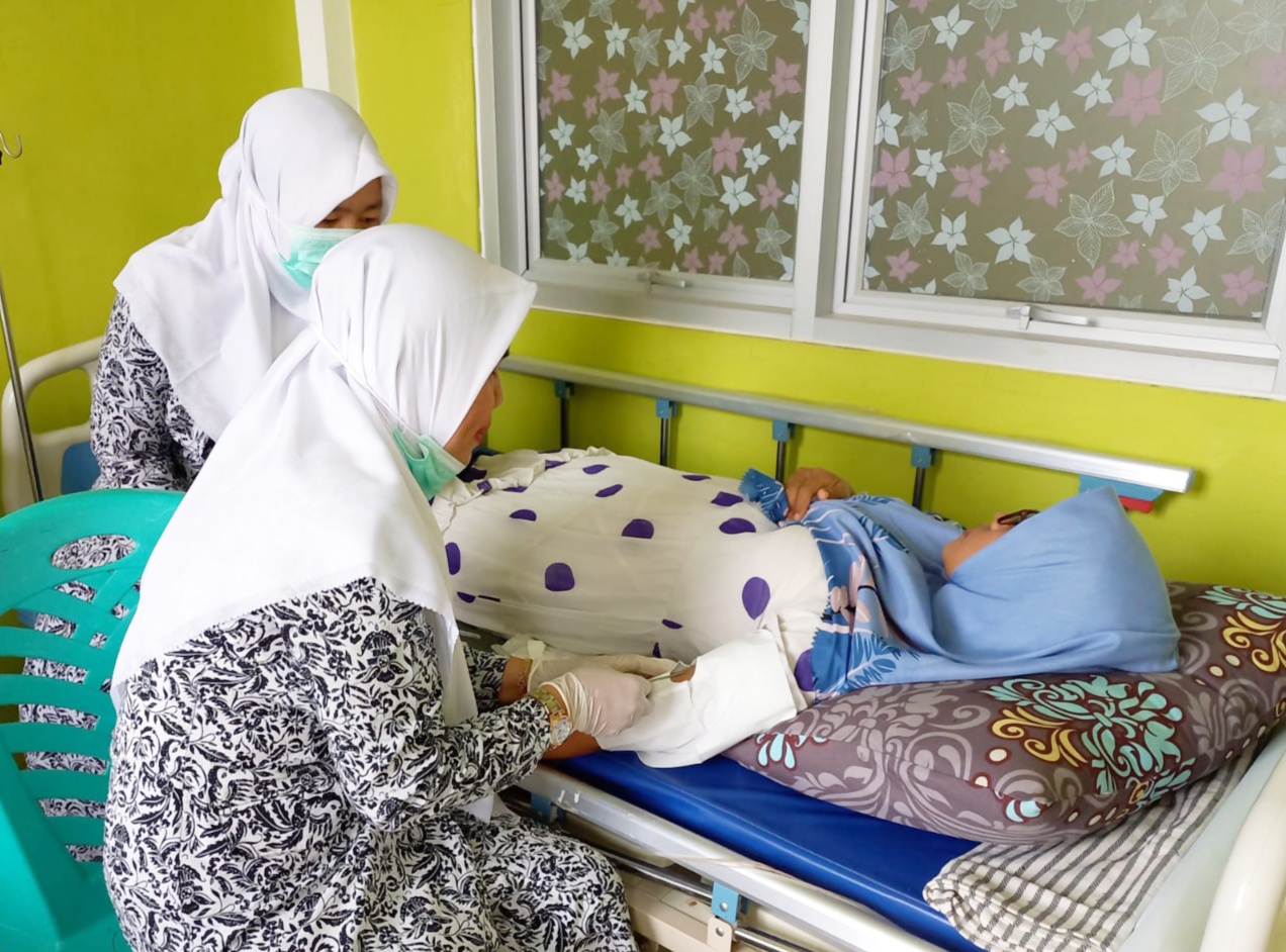 Puskesmas Tanjung Makmur ,  melaksanakan pemasangan alat kontrasepsi KB pada salah satu akseptor akt