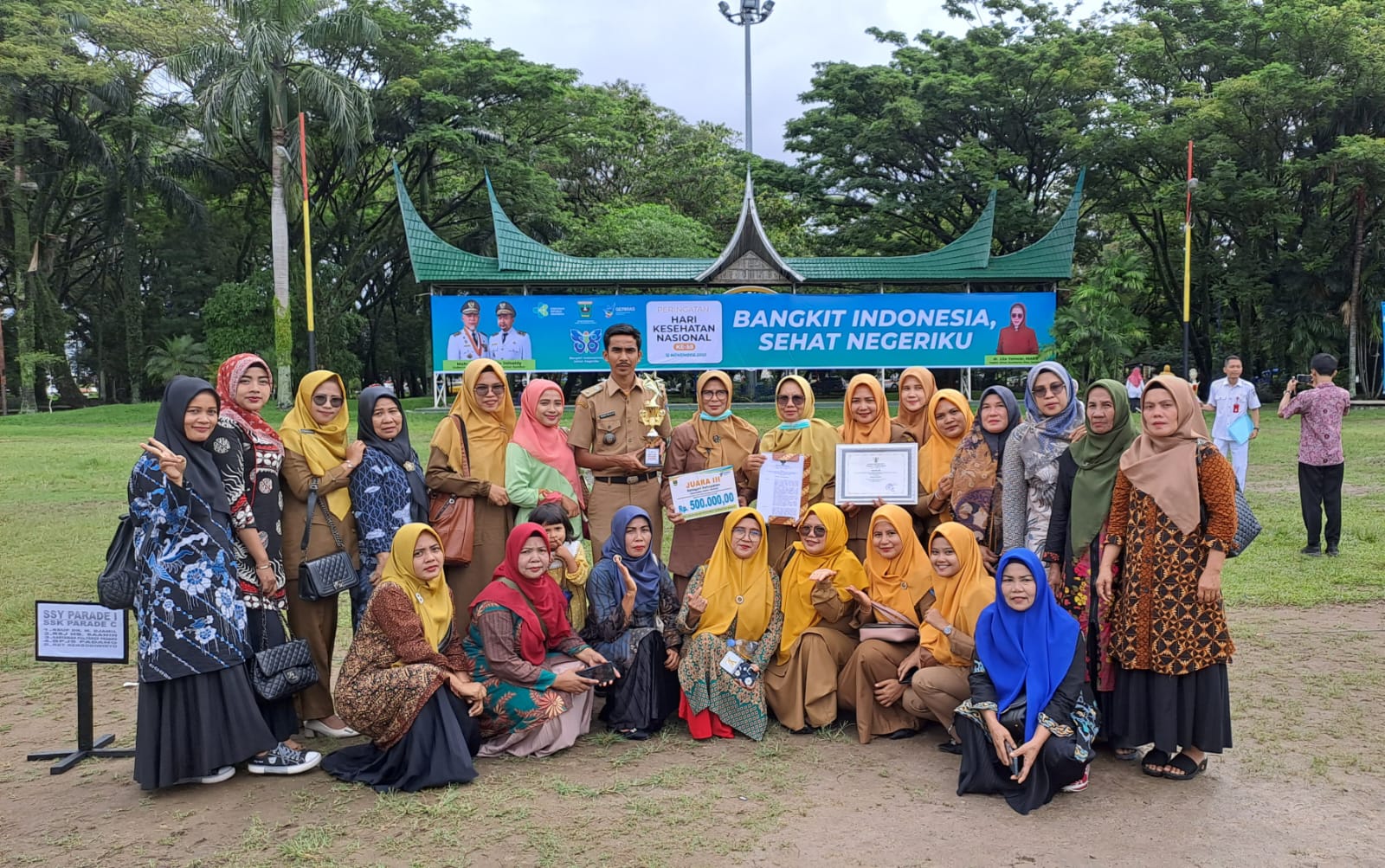 PENYERAHAN PIALA DAN PIAGAM PENGHARGAAN PEMENANG KETIGA KELOMPOK ASUHAN MANDIRI PEMANFAATAN TAMAN OB