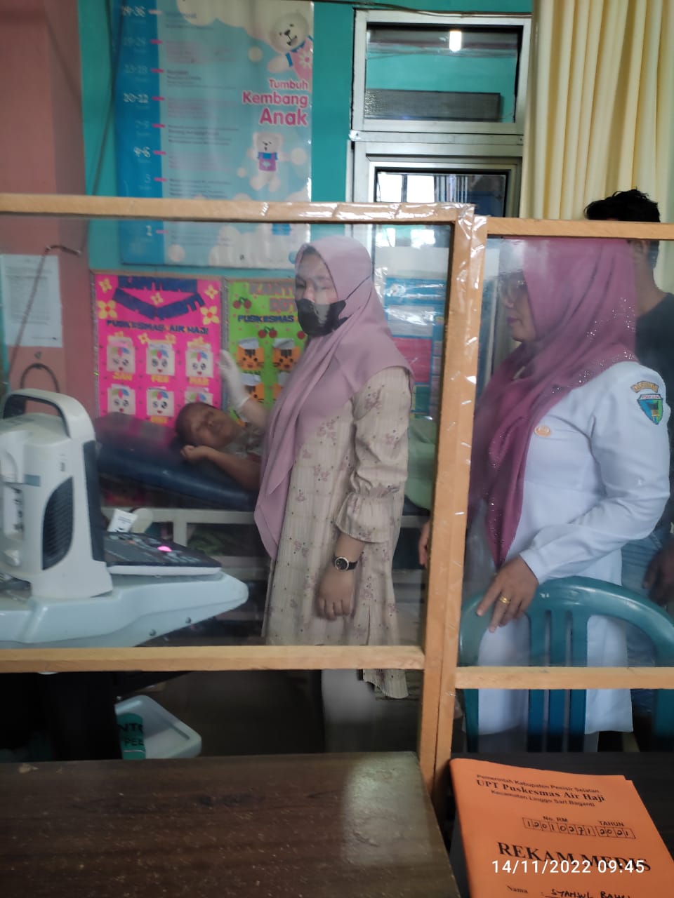   PUSKESMAS AIR HAJI SENIN 14 NOVEMBER 2022 Melakukan pemeriksaan terhadap ibu hamil. 