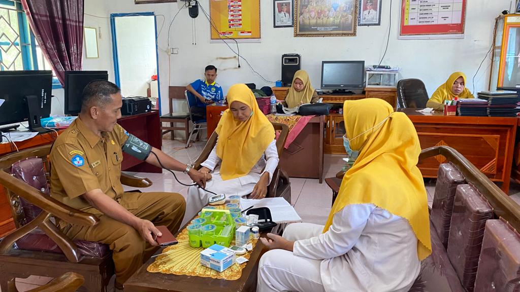 Puskesmas tanjung makmur melakukan pemeriksaan PTM (penyakit tidak menular) ke staf dan guru.