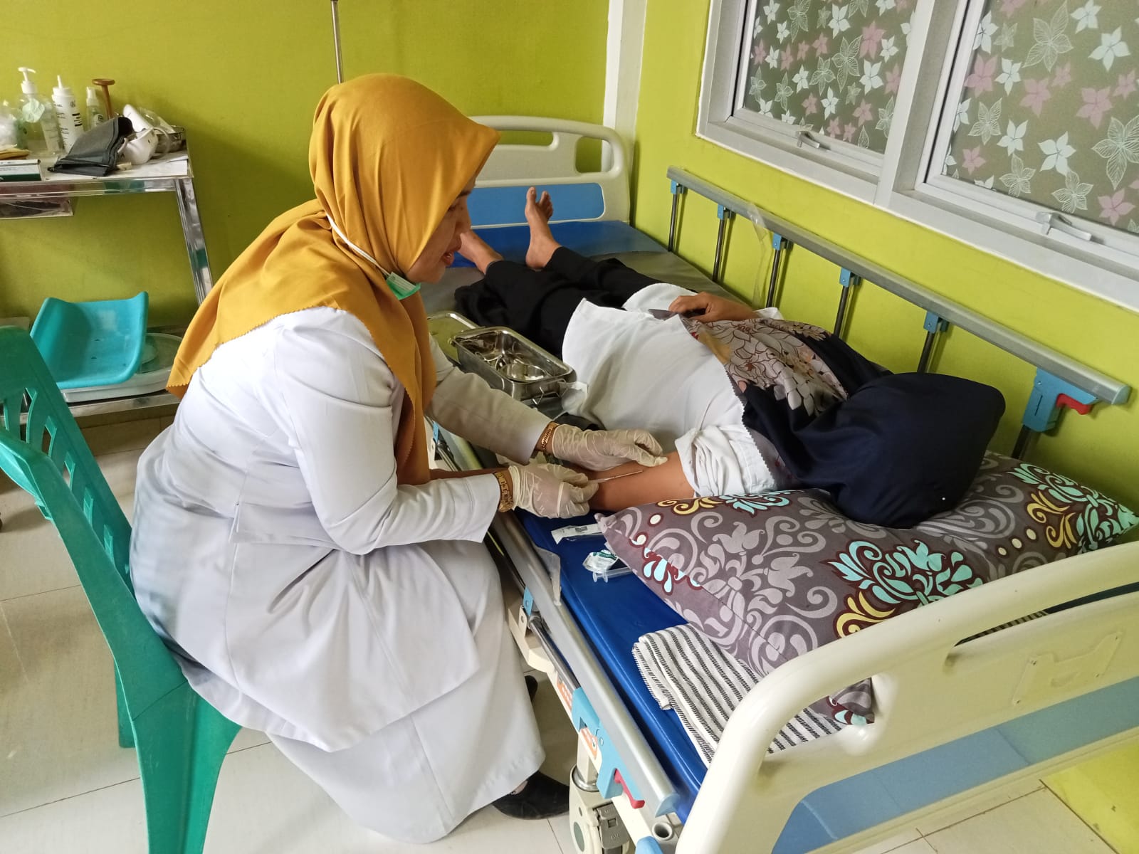 Puskesmas Tanjung Makmur  melaksanakan pemasangan alat kontrasepsi KB pada salah satu akseptor aktif