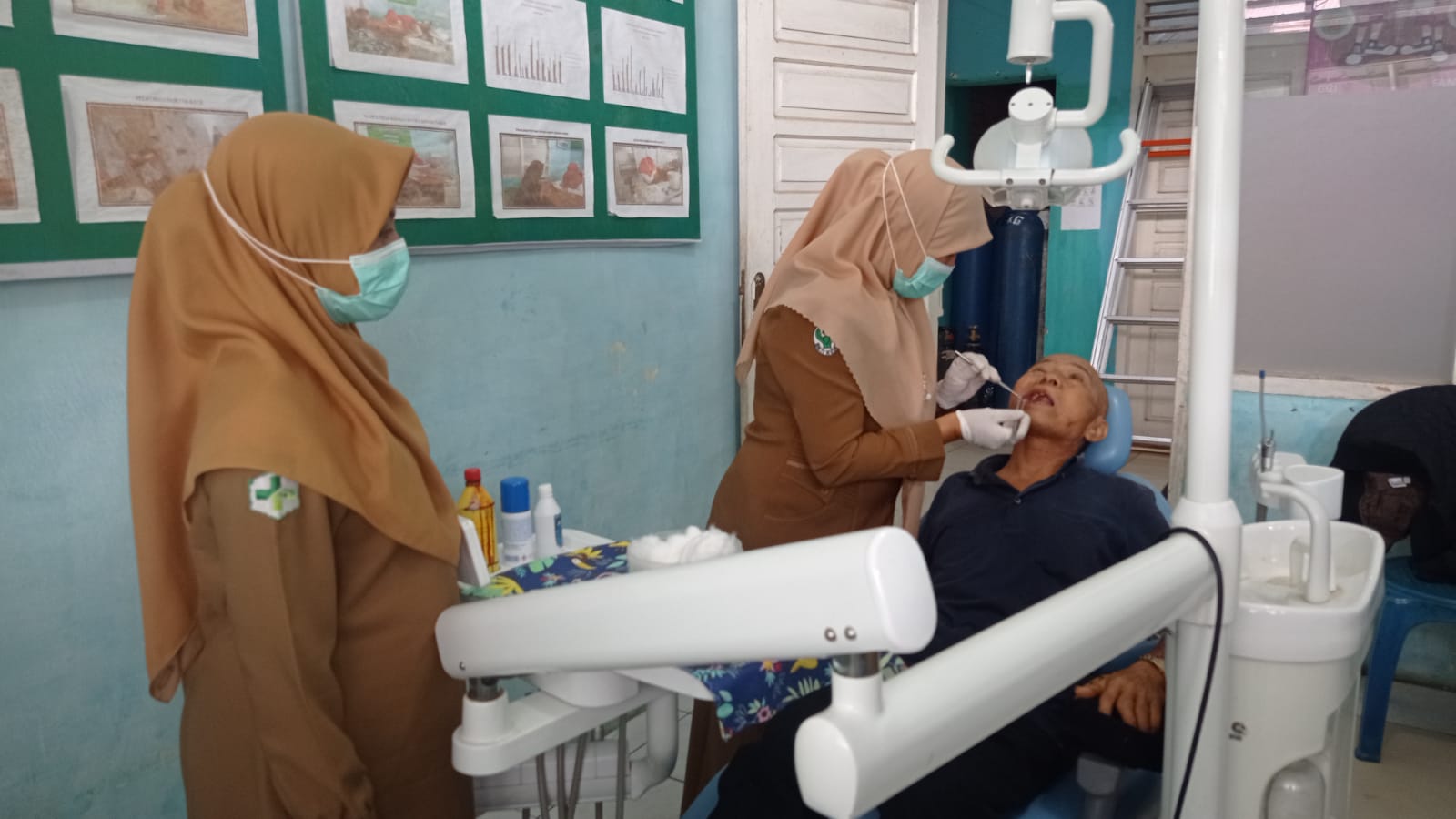 Pelayanan Pasien di Ruang Kesehatan Gigi dan Mulut Puskesmas Air Haji* Selasa, 15-11-2022
