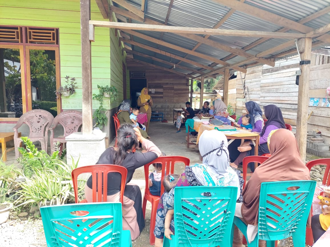 Puskesmas Tanjung Makmur bidan desa danau betung memberikan penyuluhan kepada ibu balita memganai ST