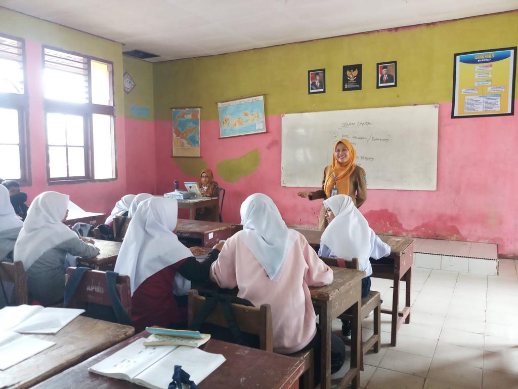 PENYULUHAN KESEHATAN REPRODUKSI REMAJA DAN PEMBERIAN TABLET TAMBAH DARAH DI SMP 1 IV JURAI PUSKESMAS