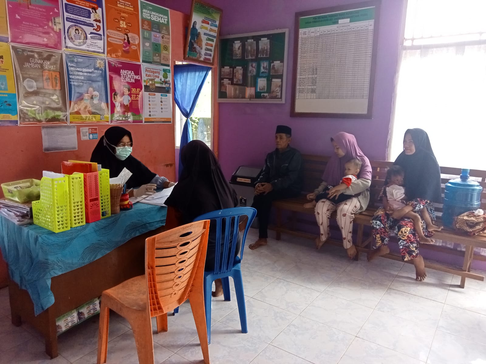 Melayani Pemeriksaan kesehatan dasar di poskesri bukit putus luar Puskesmas Air Haji Jumat 19 Novemb