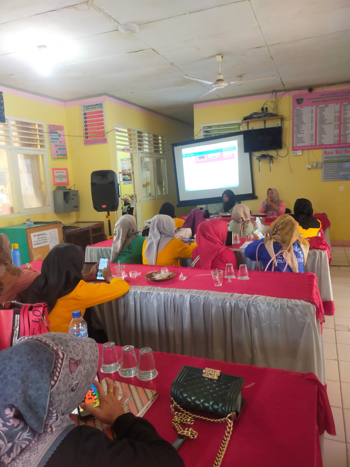 Puskemas pasar Kuok..  Sosialisasi MTBS/M terbaru thn 2022 yang di laksanakan di ruang tunggu di Pus