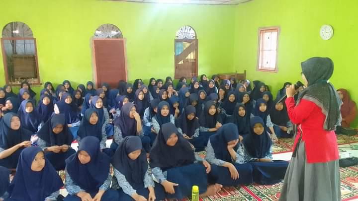 PENYULUHAN KESEHATAN REPRODUKSI REMAJA DAN PEMBERIAN TABLET TAMBAH DARAH DI SMP 2 IV JURAI NAGARI BU