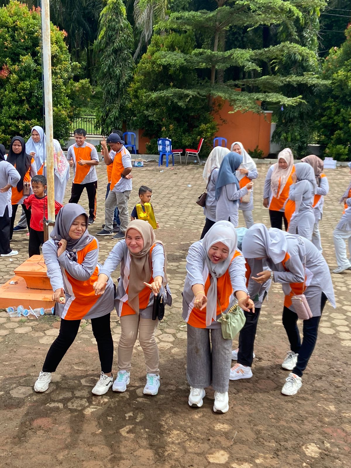 Dalam rangka memperingati hari KESEHATAN NASIONAL  Seluruh Keluarga Besar Puskesmas Airpura berkomit