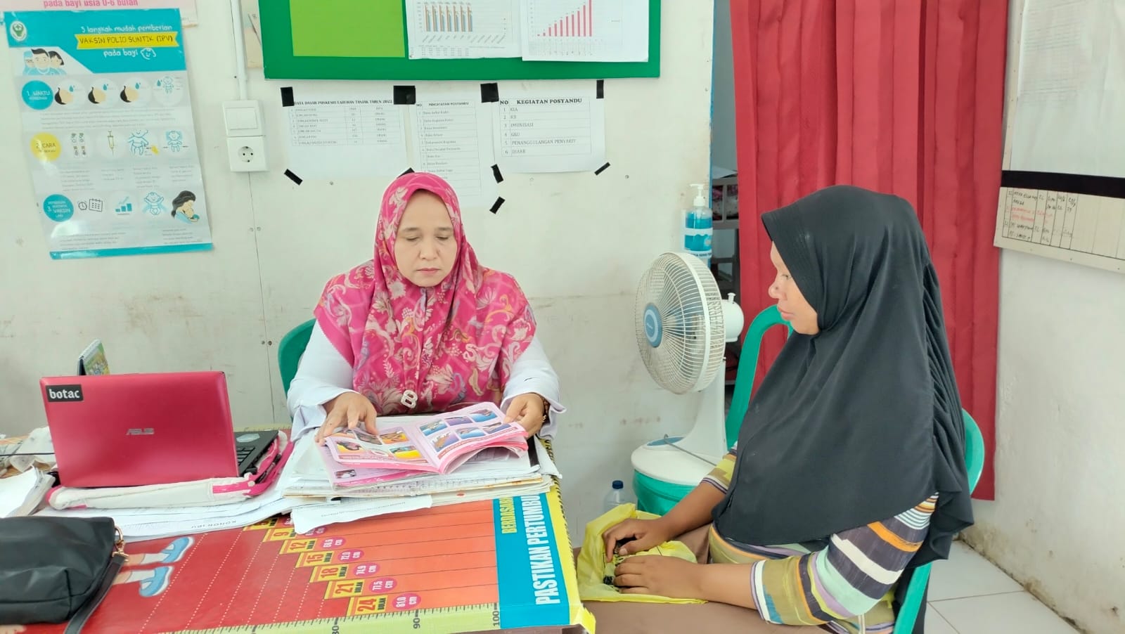 Pemeriksaan kesehatan dasar di poskesri Lb Tanjak Nagari Air Haji Barat Puskesmas Air Haji Senin 21 