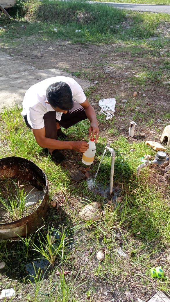Pengambilan rutin sampel air PDAM   lakukan oleh petugas sanitarian puskesmas Koto Baru 