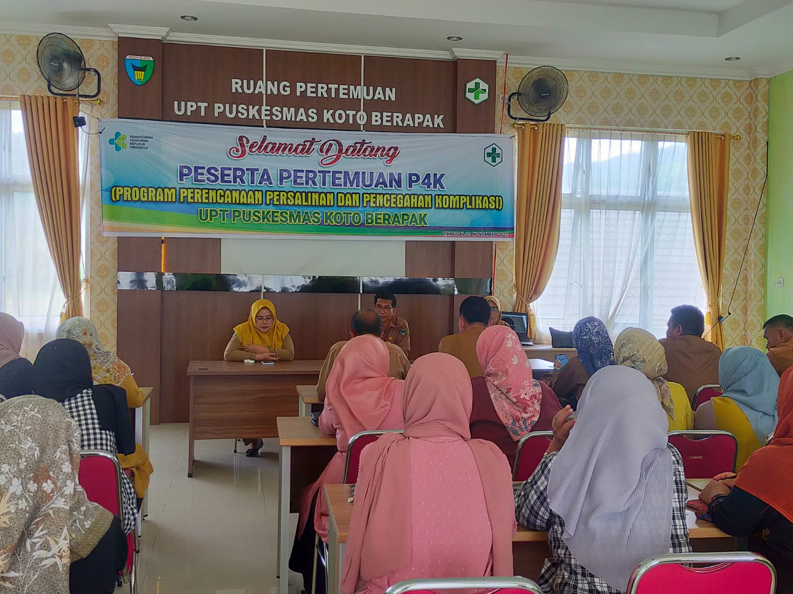 Puskesmas KOTO Berapak mengadakan pertemuan p4k ( program perencanaan persalinan dan pencegahan  kom