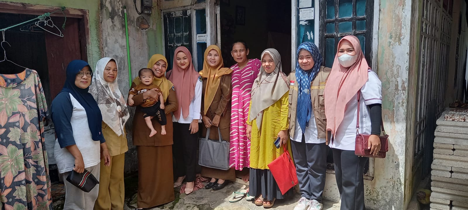KUNJUNGAN RUMAH BALITA GIZI BURUK DARI SATGAS PENANGGANAN STUNTING PROPINSI DI PUSK.PASAR BARU   