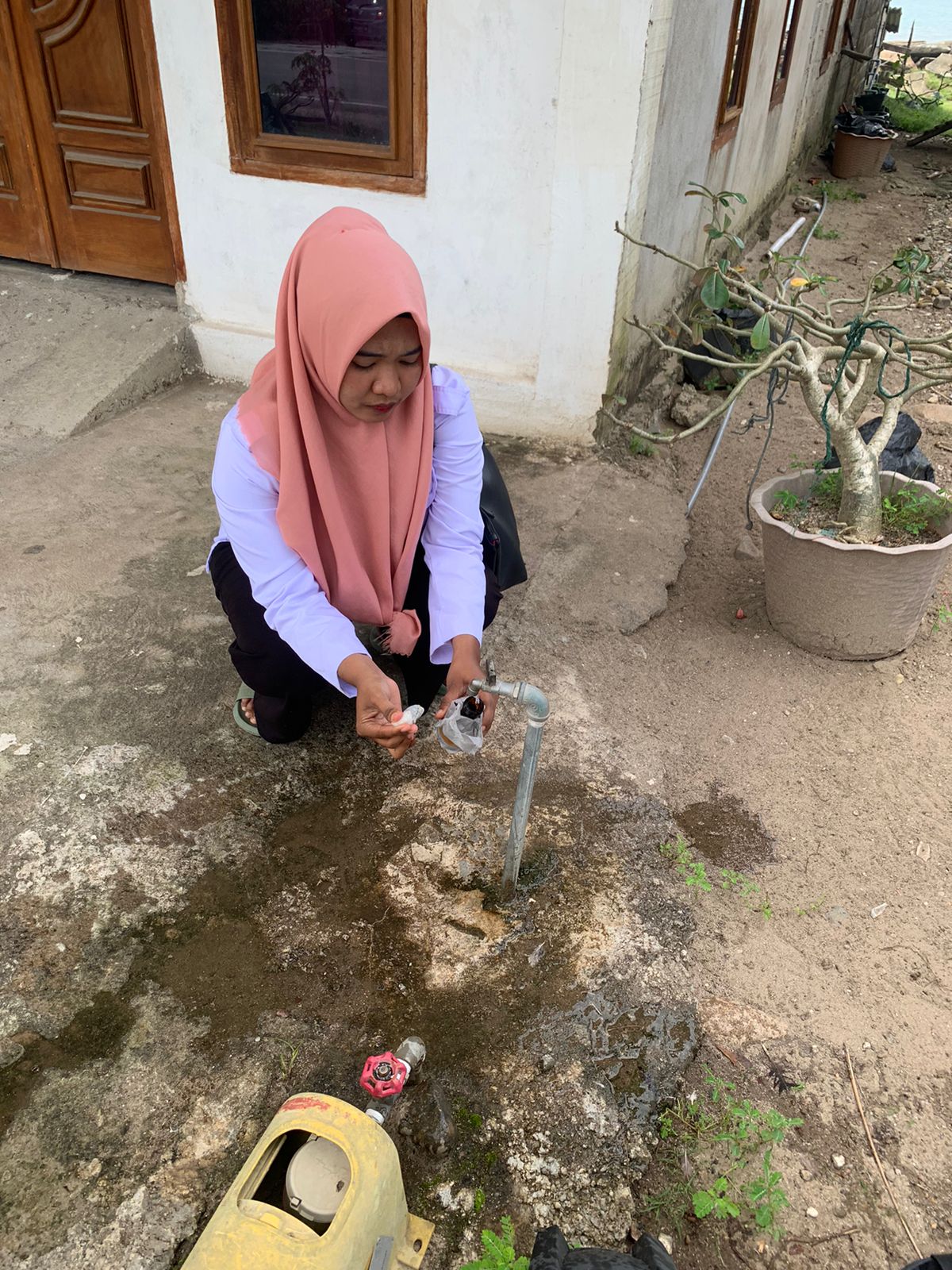 Pengambilan Sampel PDAM di rumah masyarakat di kampung Pasar Gompong wilker Puskesmas Kambang 