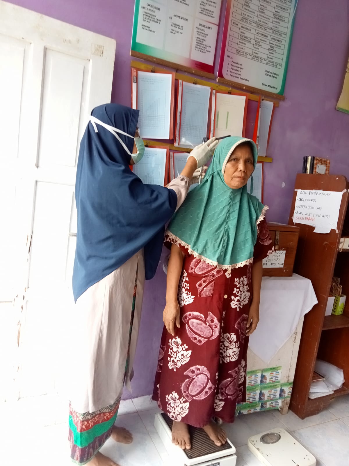 Melayani kesehatan dasar dan tindakan dasar  di poskesri bukit putus luar Puskesmas Air haji Jumat 2