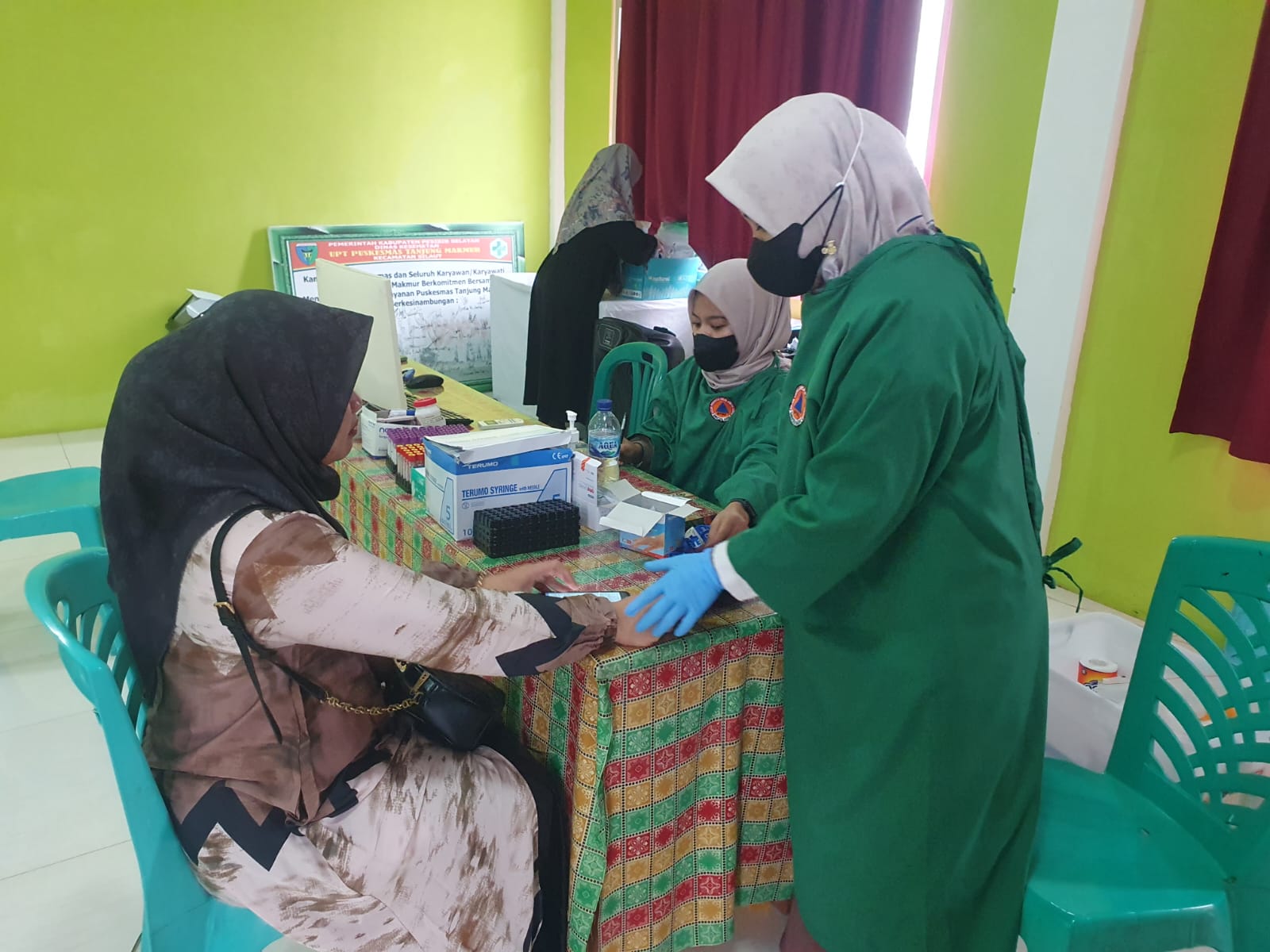 Lab Kes provinsi mengadakan pemeriksaan Darah di Aula puskesmas Tanjung Makmur.