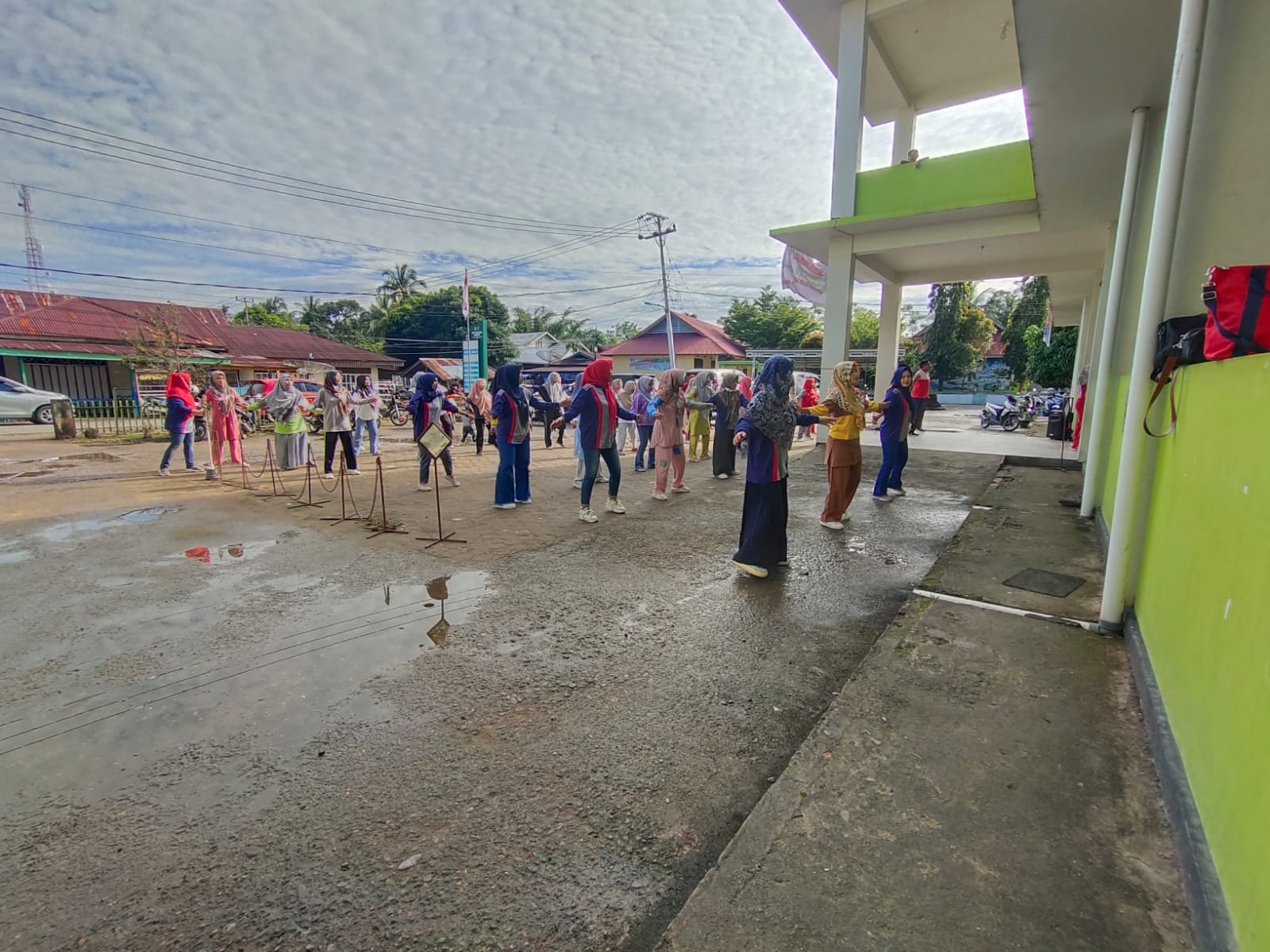 Giat rutin puskesmas Surantih  senam GERMAS bersama masyarakat.