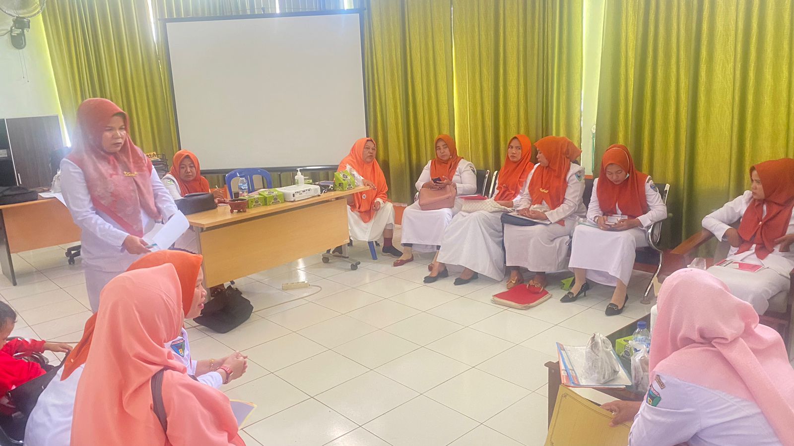 PERTEMUAN RAPAT KOORDINASI VALIDASI DAN EVALUASI DATA PWS KIA   Puskesmas Airpura, Senin / 28 Novemb