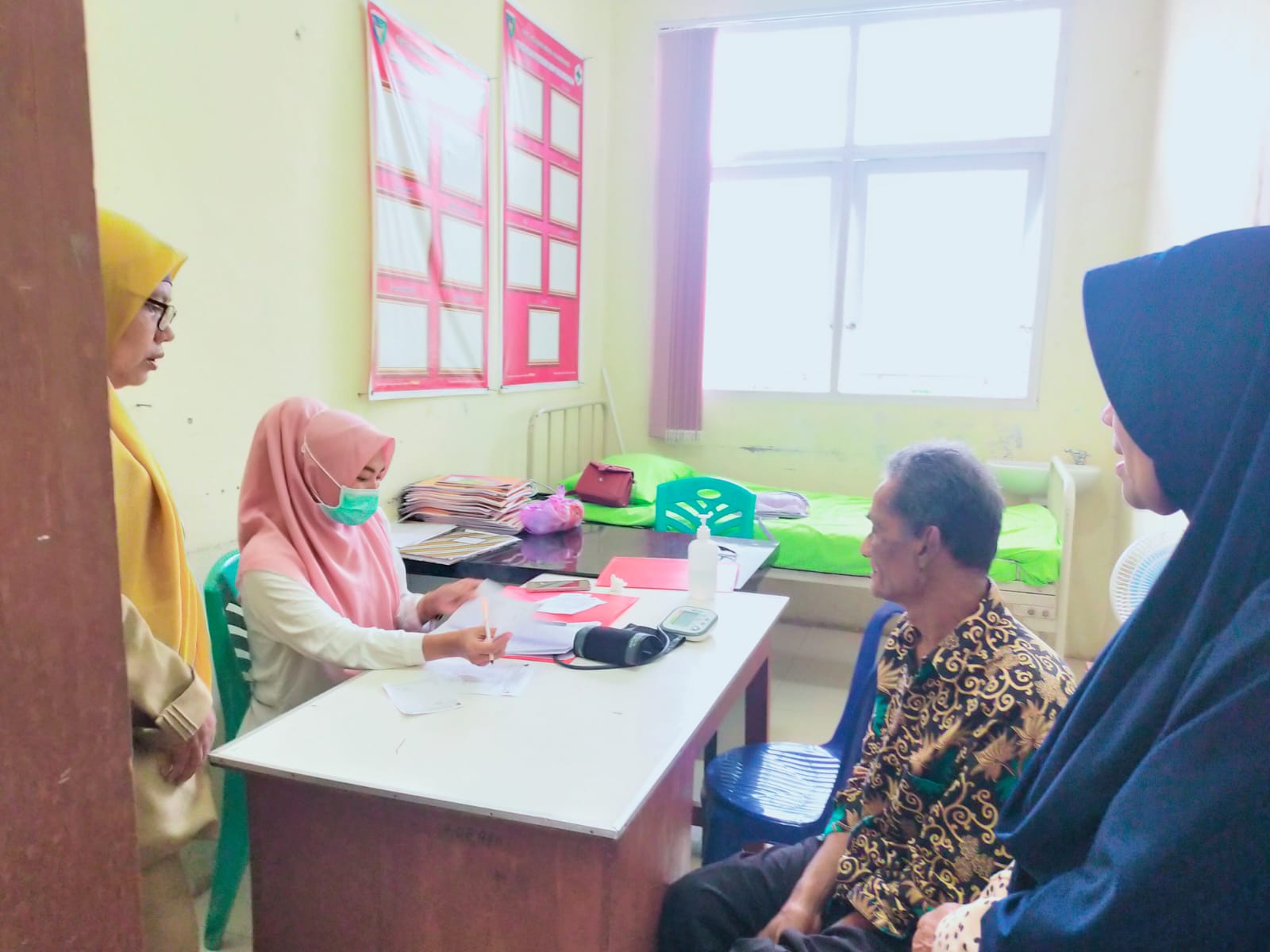 Pelayanan Poli Lansia di UPT Puskesmas Kambang. 