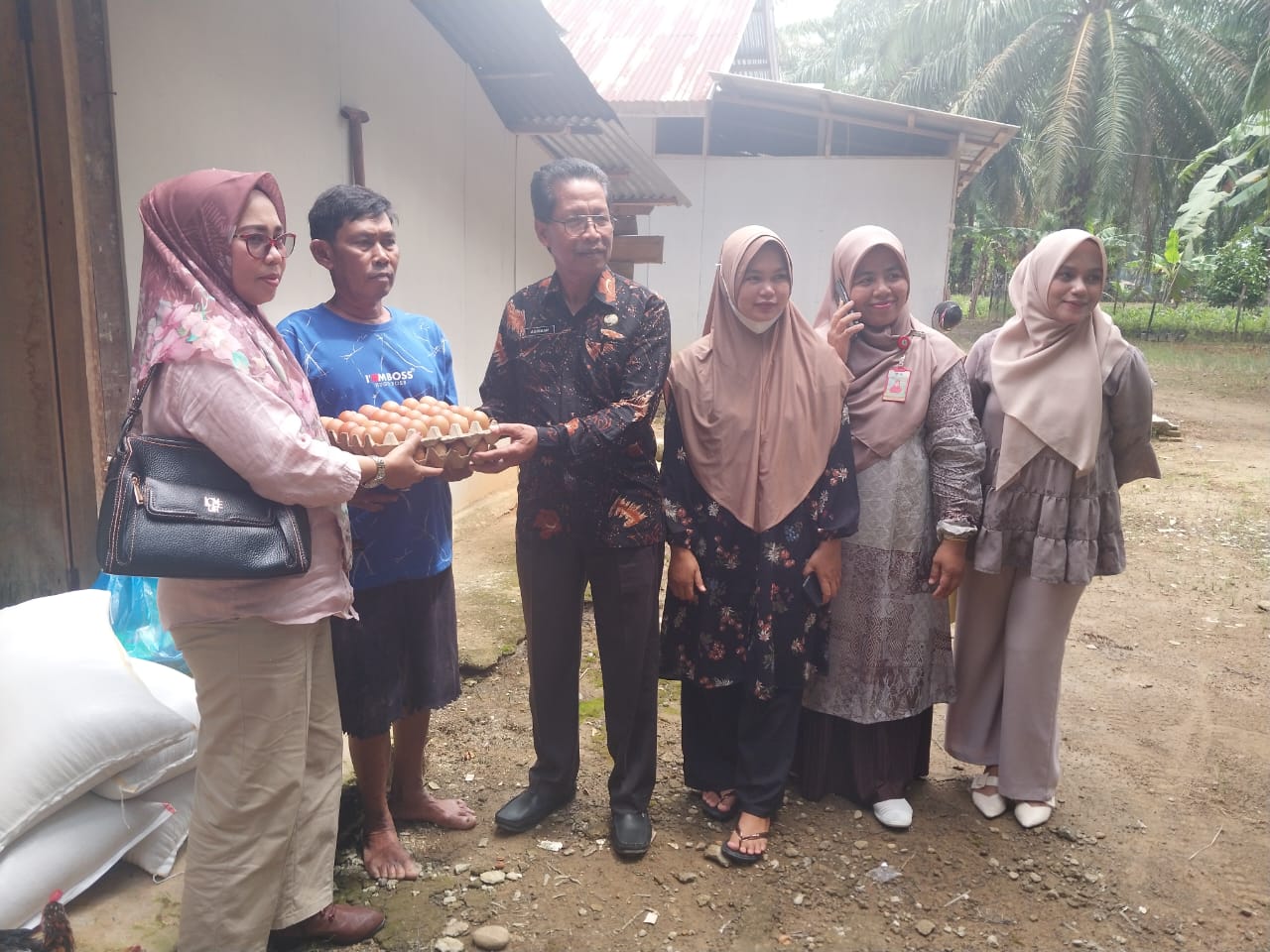 PUSKESMAS TANJUNG MAKMUR. DINAS PANGAN dan PERTANIAN KAB PESISIR SELATAN  Memberikan bantuan kepada 