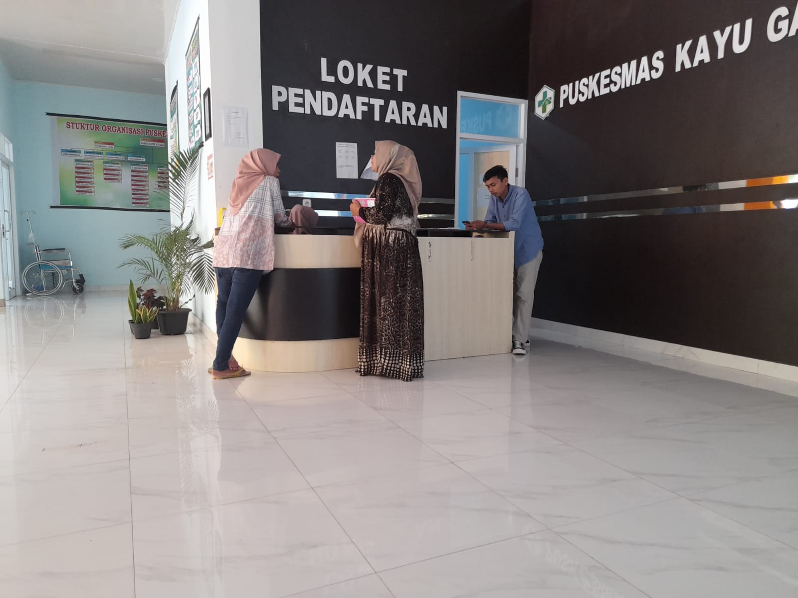 KEGIATAN DI TEMPAT PENDAFTARAN OLEH PETUGAS REKAM MEDIK PUSK KY GADANG SABTU 3 DES 2022