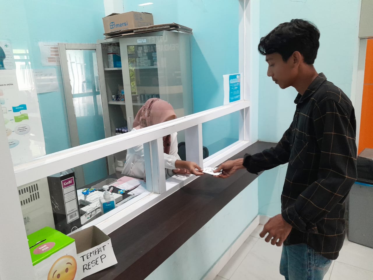 PELAYANAN PENGAMBILAN OBAT (PASIEN) DI APOTEK PUSKESMAS KAYU GADANG  Kayu Gadang, 13 Desember 2022