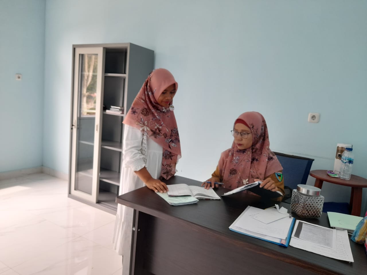 SERAH TERIMA BUKU KEGIATAN OLEH BIDAN  POKESRI KY GDG LSG PEMBINAAN CARA PENDATAAN THP PDDK di wilke
