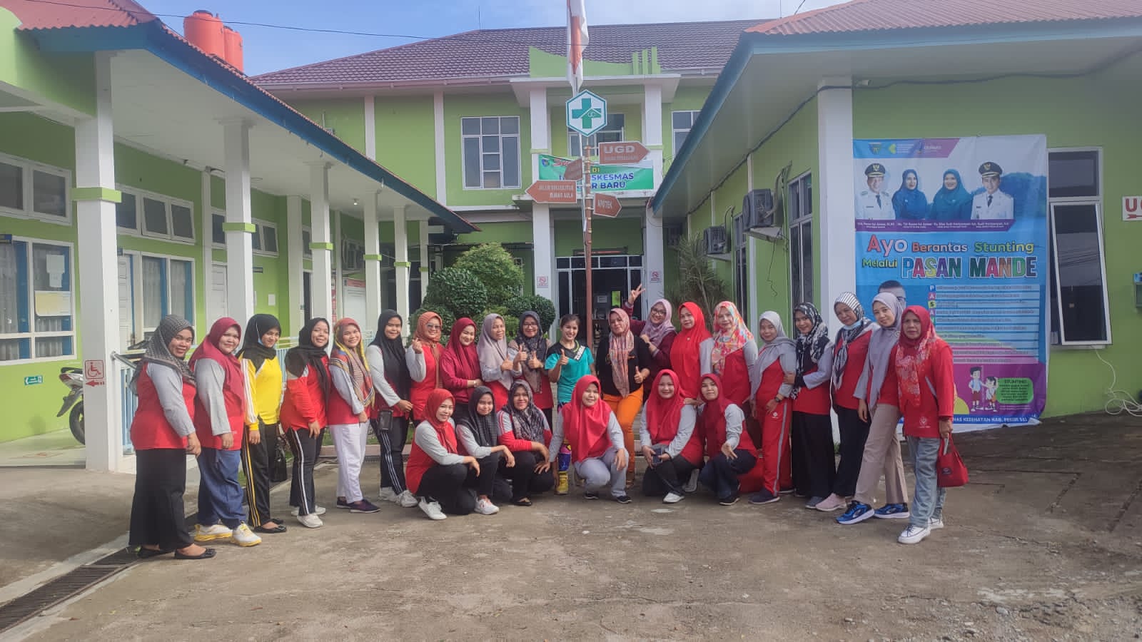 Puskesmas Pasar Baru laksanakan  senam bersama melalui kegiatan  \"JUMAT KESORGA