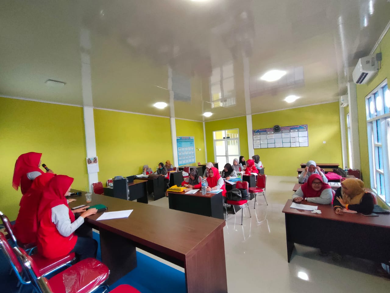 Puskesmas pasar Baru melaksanakan pertemuan PJ. program KIA, KB, dengan bidan desa di aula puskesmas