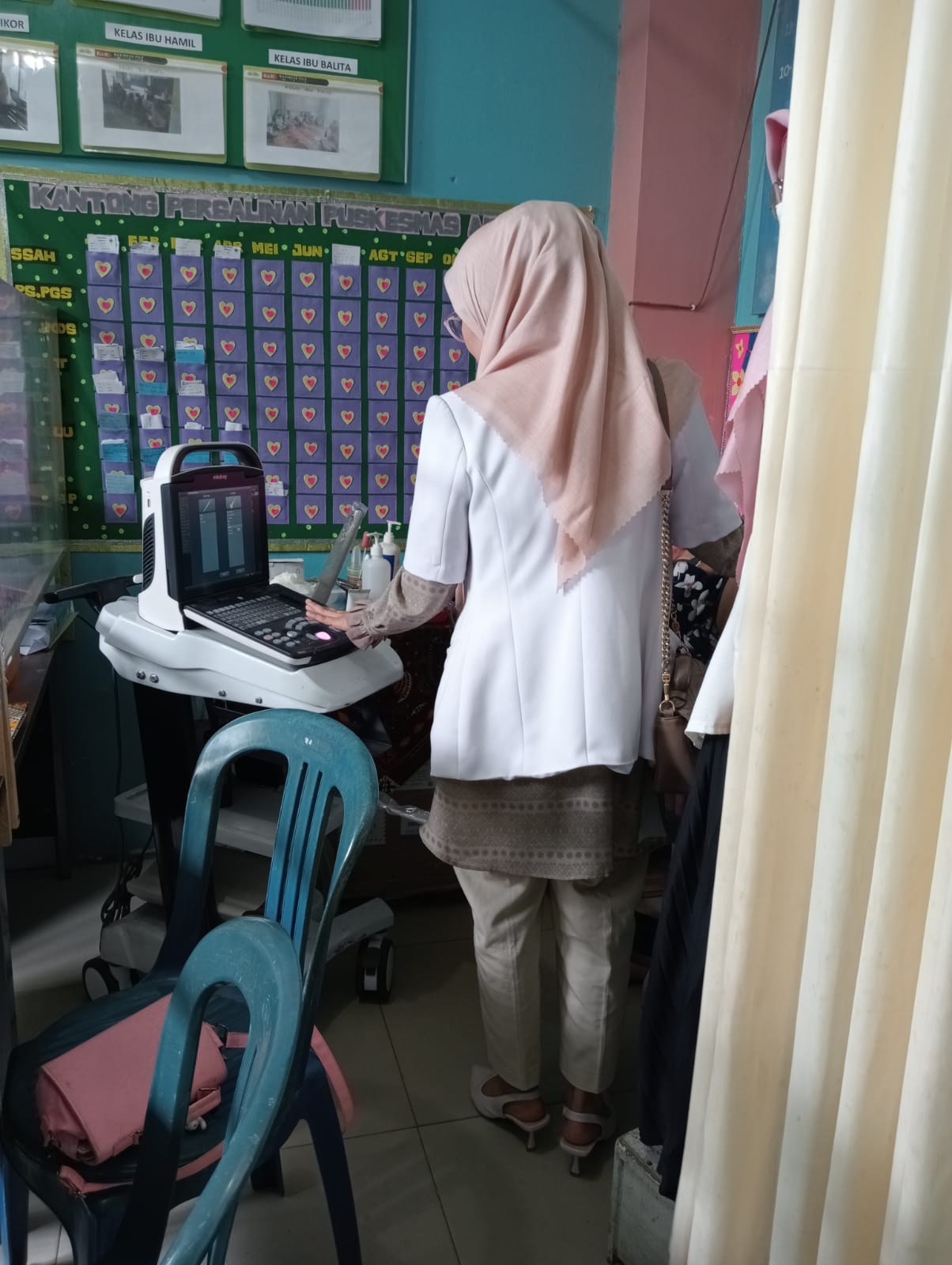 Puskesmas Air haji  . Ruangan / Poly KIA.   Pelayanan / pemeriksaan Anak Balita.