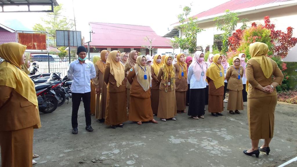 Apel pagi seluruh staf Puskesmas Lumpo di pimpin oleh kepala puskesmas lumpo dr. Salma anas