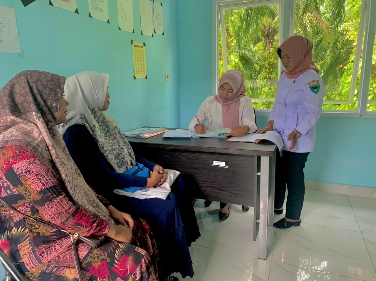 Kegiatan Poli KIA puskesmas Kayu Gadang hari ini Pendampingan Rujukan Internal Poli Ibu dengan Ibu H